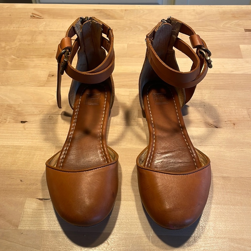 Frye Sandal Flats. All leather. Barely worn. Great for summer/fall